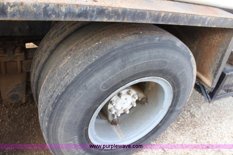 image for item A7351 1992 International tandem axle liquid tender truck