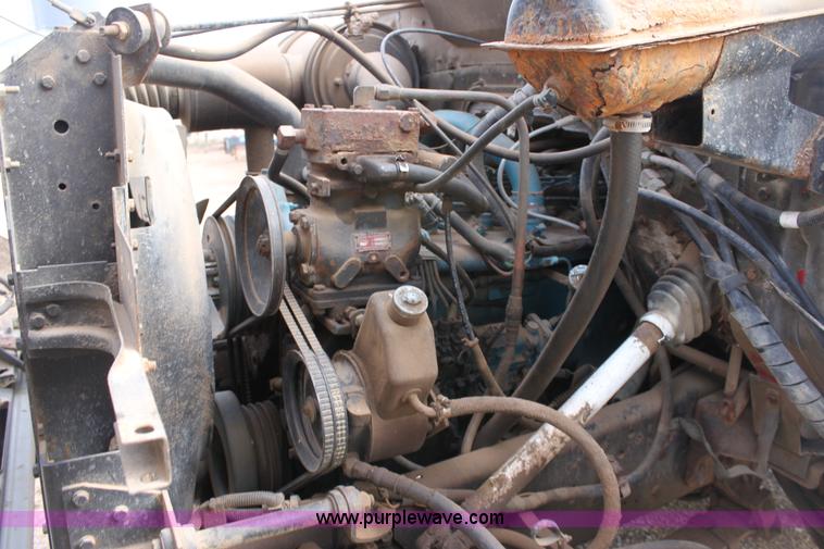 image for item A7351 1992 International tandem axle liquid tender truck