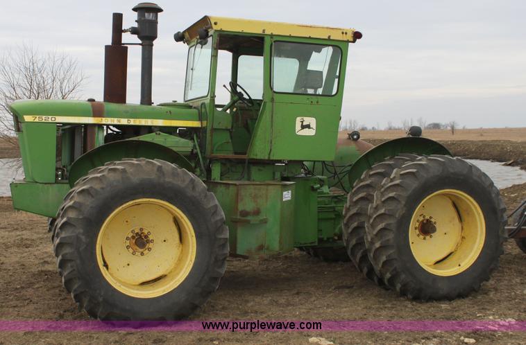 image for item A7376 1974 John Deere 7520 4WD tractor