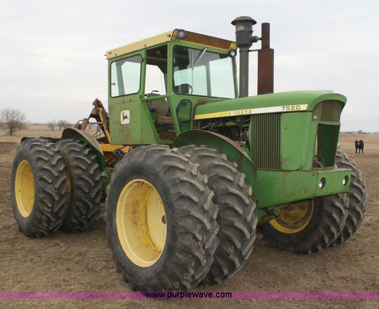 image for item A7376 1974 John Deere 7520 4WD tractor