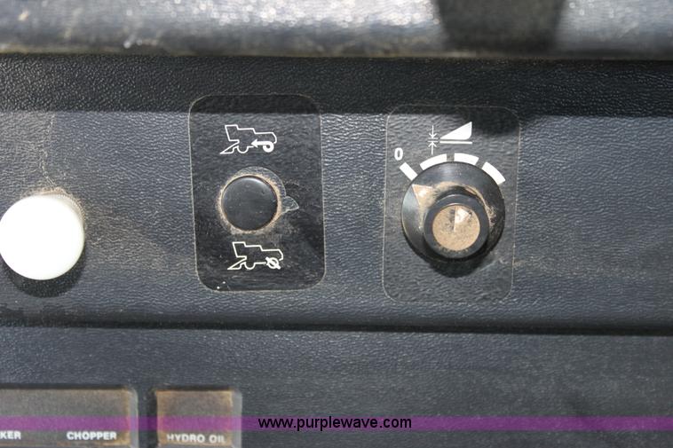 image for item A7394 1985 John Deere 8820 Titan II combine