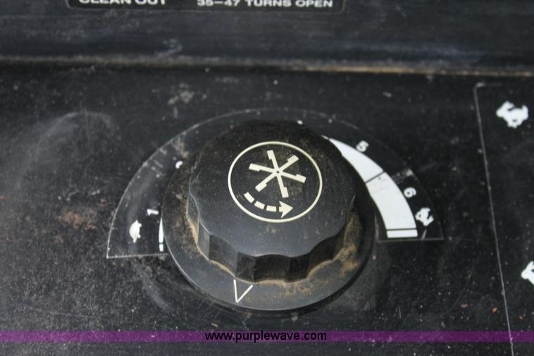 image for item A7394 1985 John Deere 8820 Titan II combine