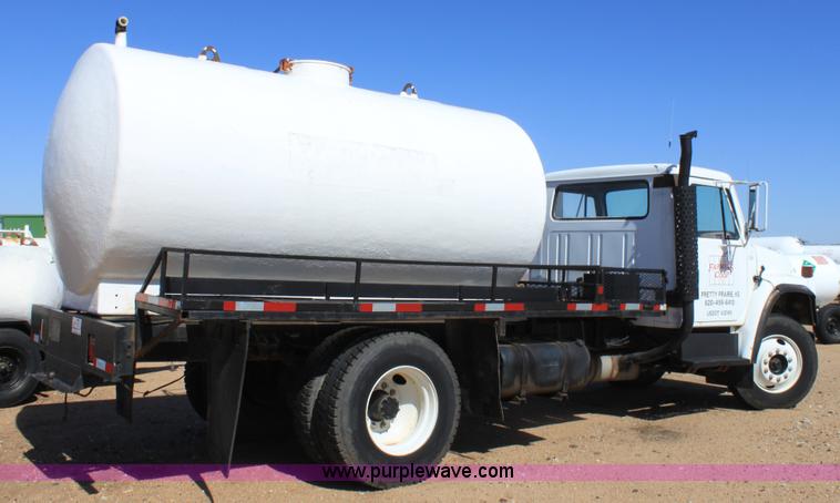image for item A7436 1979 International 1854 liquid tender truck