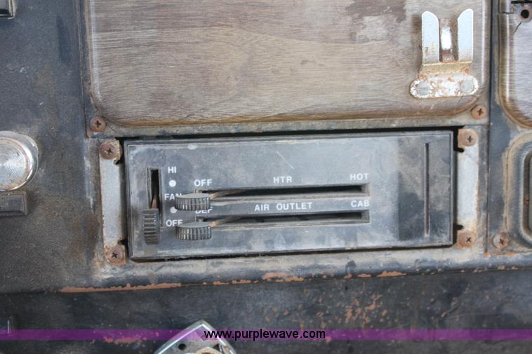 image for item A7436 1979 International 1854 liquid tender truck