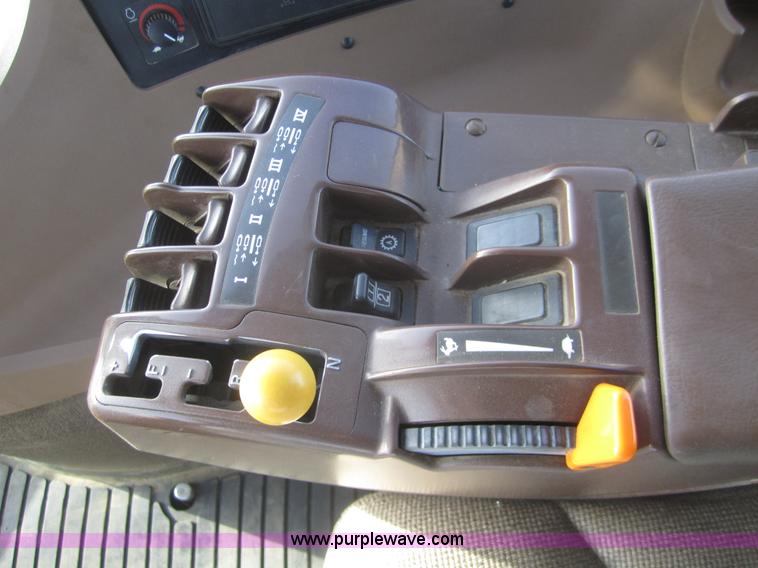 image for item B5693 2004 John Deere 9520 4WD tractor