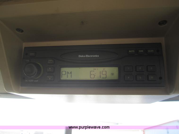 image for item B5693 2004 John Deere 9520 4WD tractor