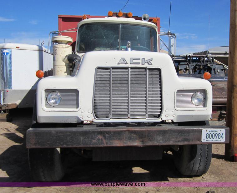 image for item B5699 1983 Mack R686ST silage truck