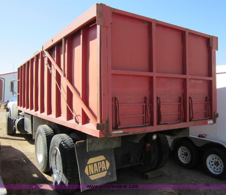 image for item B5699 1983 Mack R686ST silage truck