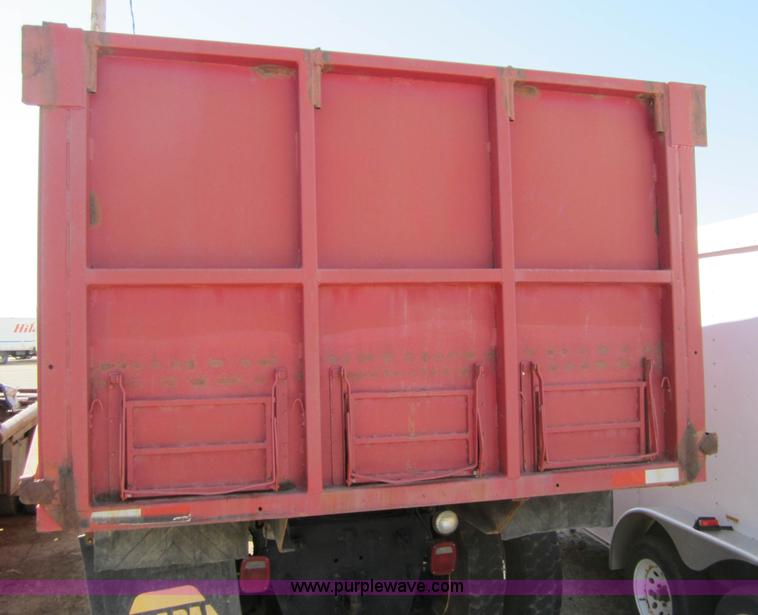 image for item B5699 1983 Mack R686ST silage truck