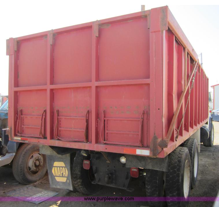 image for item B5699 1983 Mack R686ST silage truck