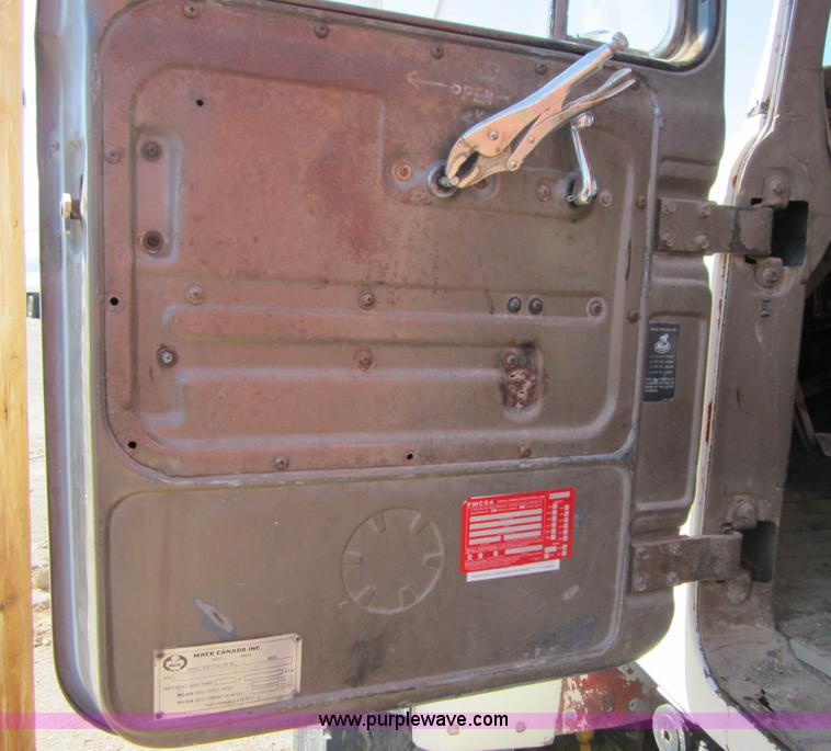 image for item B5699 1983 Mack R686ST silage truck