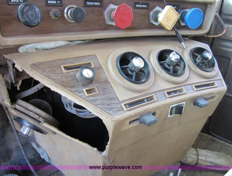 image for item B5699 1983 Mack R686ST silage truck