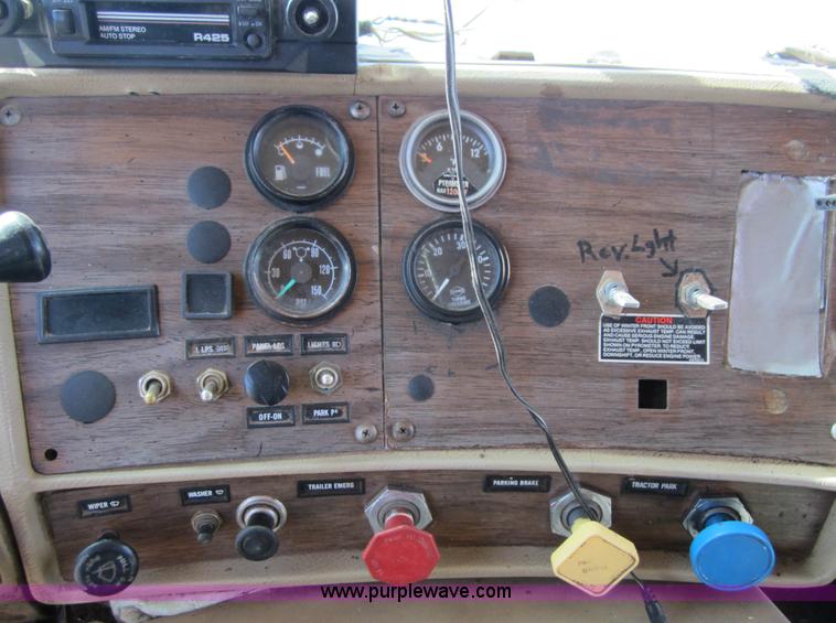 image for item B5699 1983 Mack R686ST silage truck