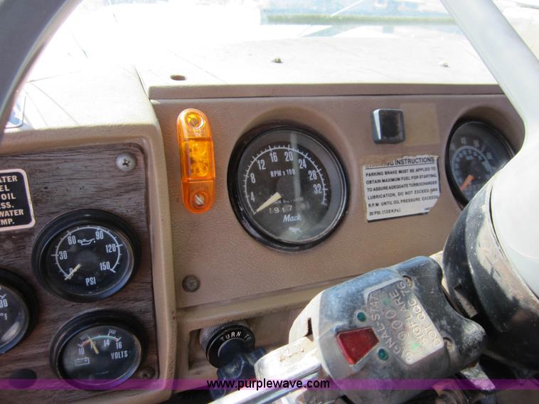 image for item B5699 1983 Mack R686ST silage truck