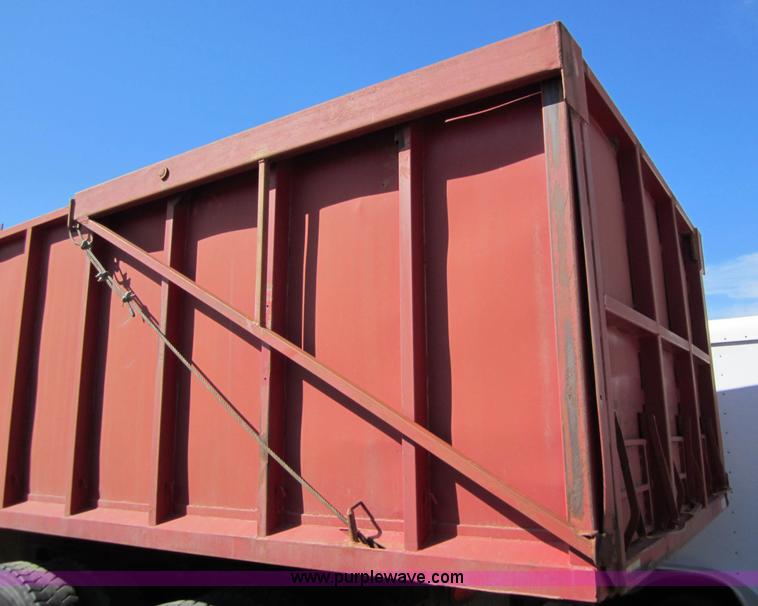 image for item B5699 1983 Mack R686ST silage truck