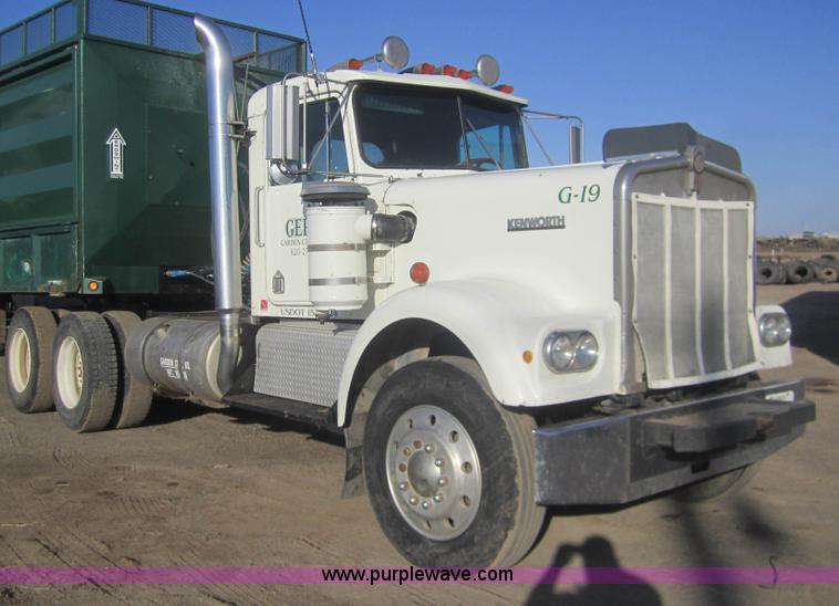 image for item B5700 1976 Kenworth W900 semi