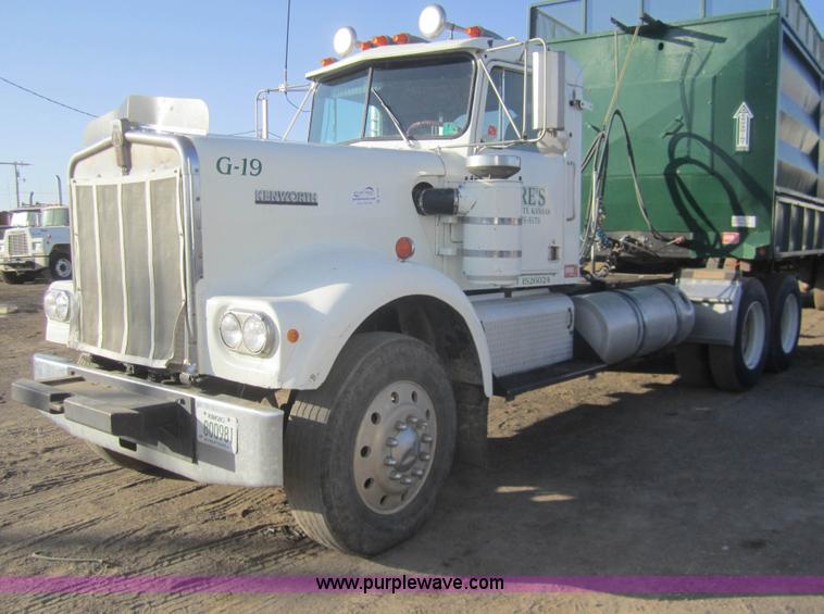 image for item B5700 1976 Kenworth W900 semi