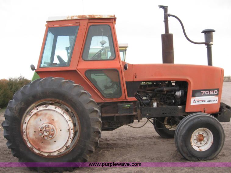 image for item B5747 Allis-Chalmers 7020 tractor