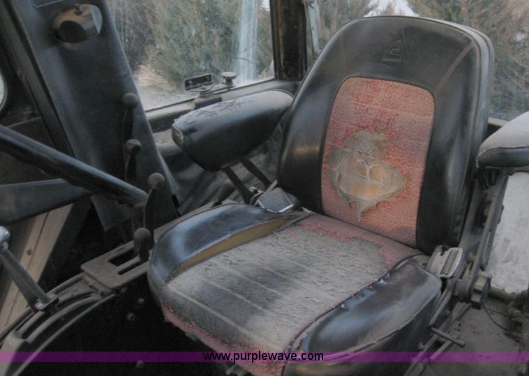 image for item B5747 Allis-Chalmers 7020 tractor