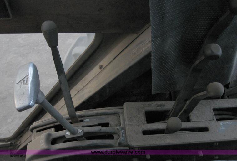 image for item B5747 Allis-Chalmers 7020 tractor