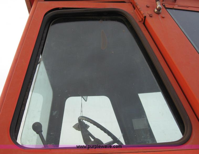 image for item B5747 Allis-Chalmers 7020 tractor