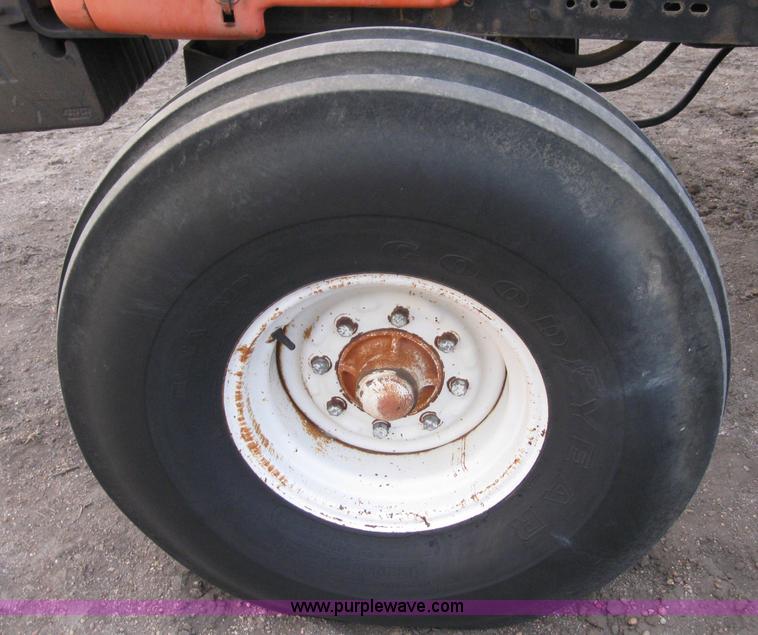 image for item B5747 Allis-Chalmers 7020 tractor