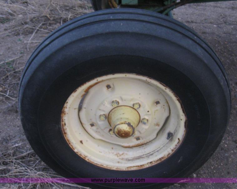 image for item B5748 John Deere 95 combine