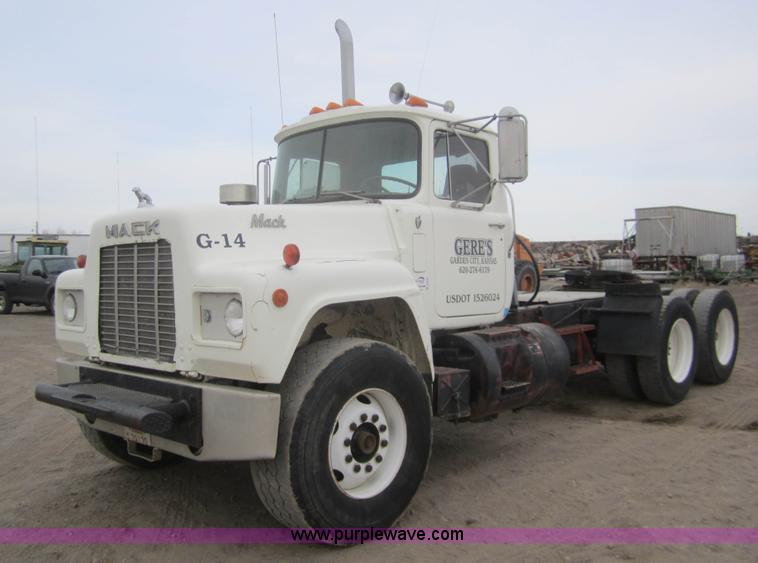 image for item B5765 1985 Mack R686ST semi