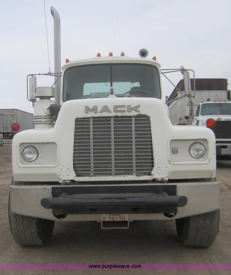 image for item B5765 1985 Mack R686ST semi