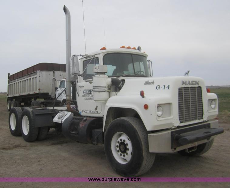 image for item B5765 1985 Mack R686ST semi
