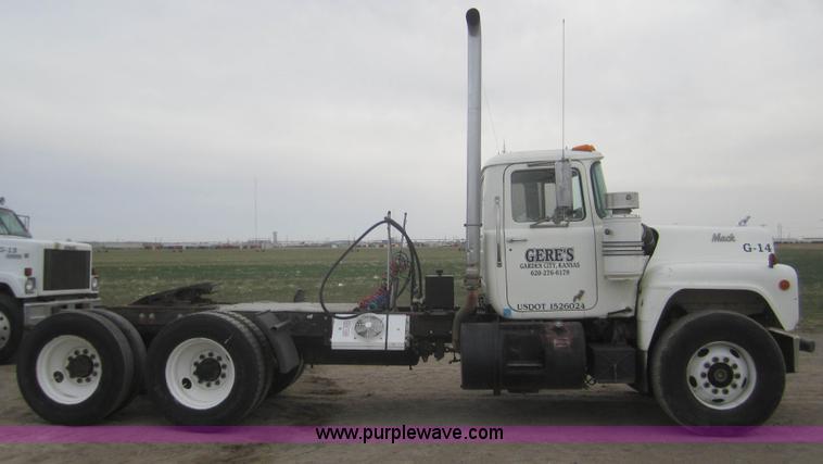 image for item B5765 1985 Mack R686ST semi