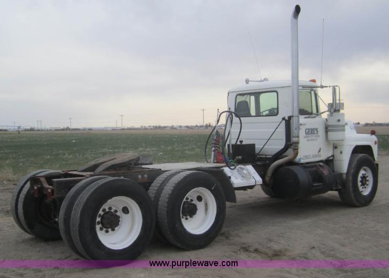 image for item B5765 1985 Mack R686ST semi