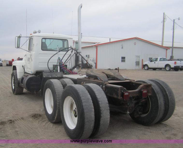 image for item B5765 1985 Mack R686ST semi