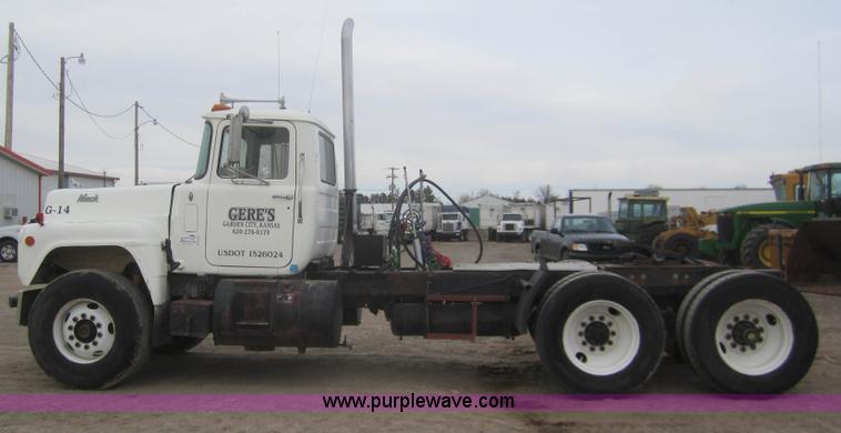 image for item B5765 1985 Mack R686ST semi