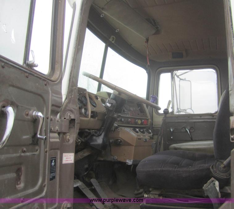 image for item B5765 1985 Mack R686ST semi