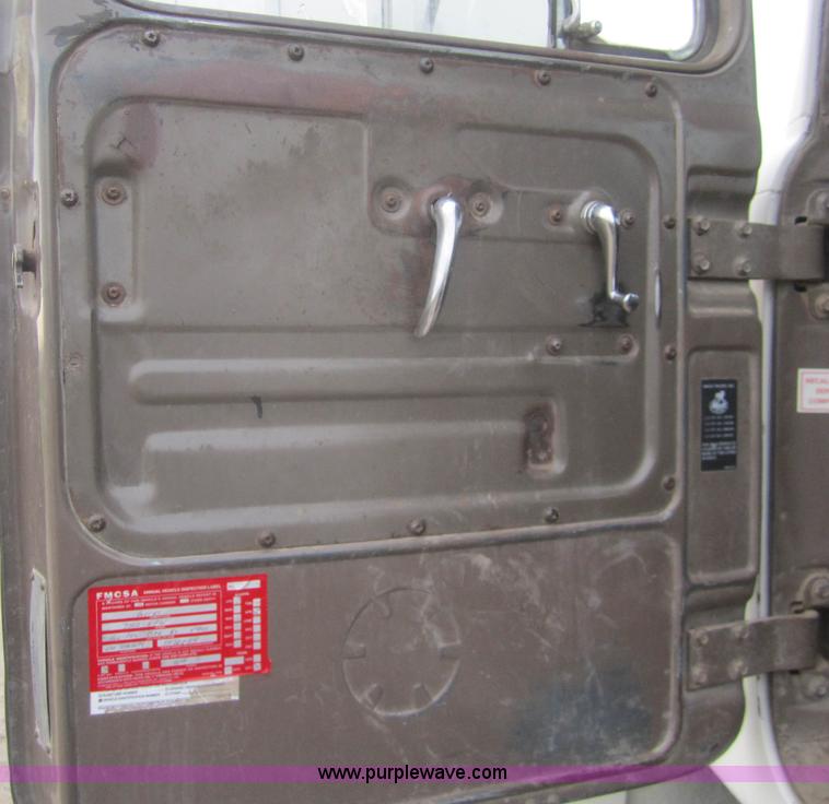 image for item B5765 1985 Mack R686ST semi