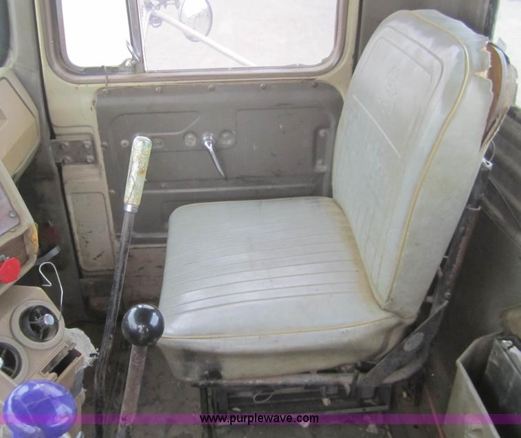 image for item B5765 1985 Mack R686ST semi