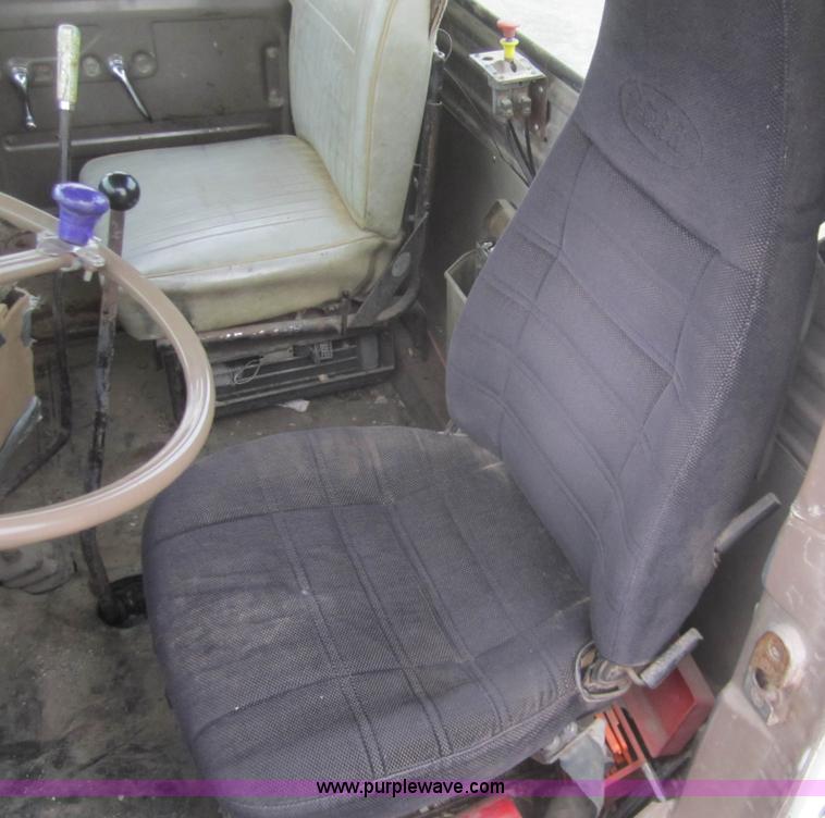 image for item B5765 1985 Mack R686ST semi