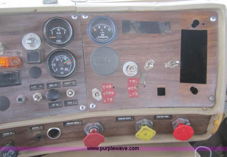 image for item B5765 1985 Mack R686ST semi