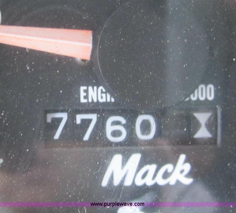 image for item B5765 1985 Mack R686ST semi