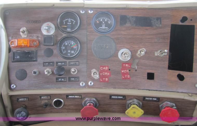 image for item B5765 1985 Mack R686ST semi