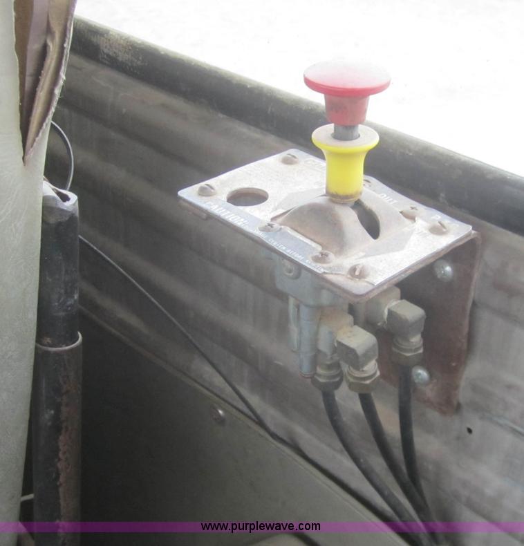 image for item B5765 1985 Mack R686ST semi