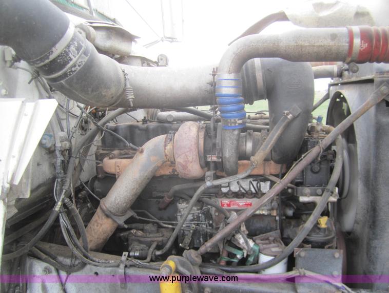 image for item B5765 1985 Mack R686ST semi
