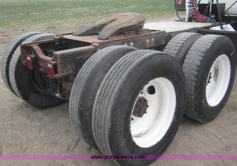 image for item B5765 1985 Mack R686ST semi