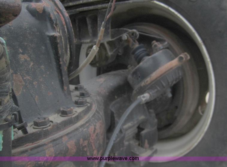 image for item B5765 1985 Mack R686ST semi