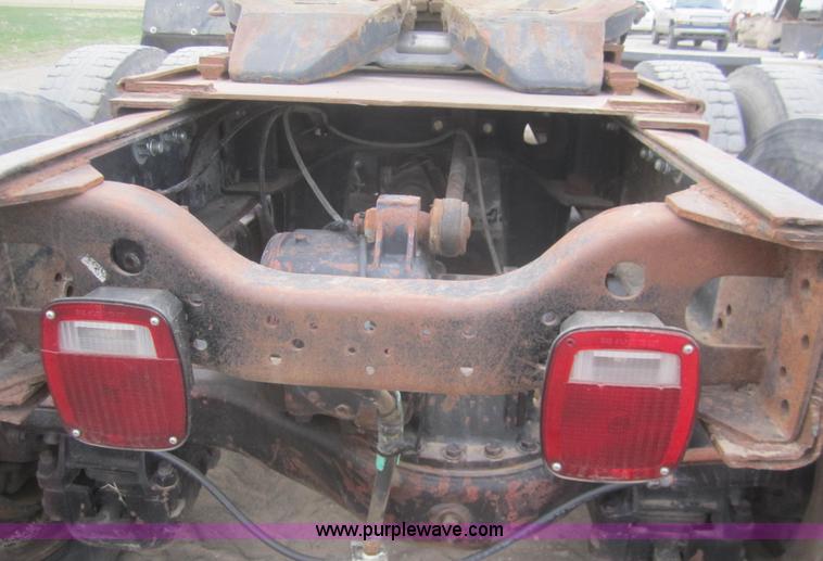 image for item B5765 1985 Mack R686ST semi