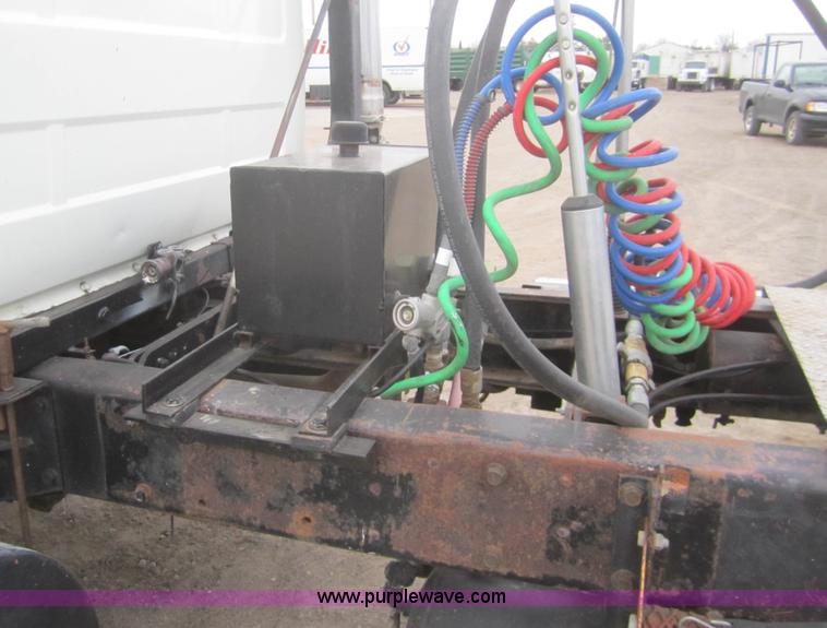 image for item B5765 1985 Mack R686ST semi