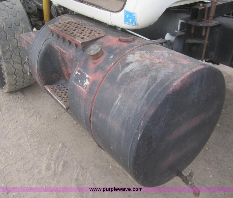 image for item B5765 1985 Mack R686ST semi