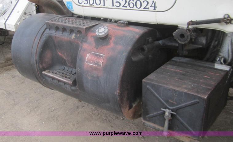 image for item B5765 1985 Mack R686ST semi