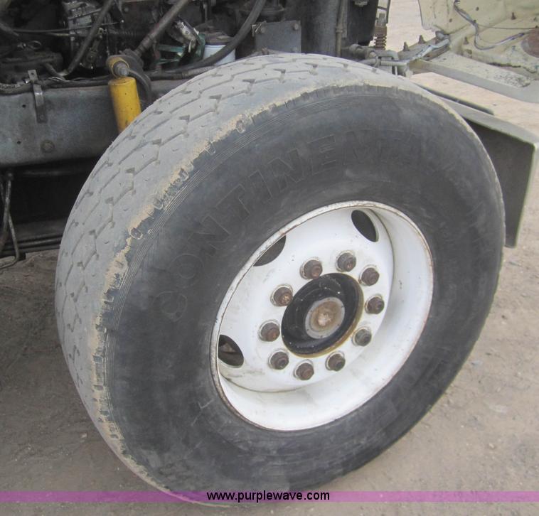 image for item B5765 1985 Mack R686ST semi